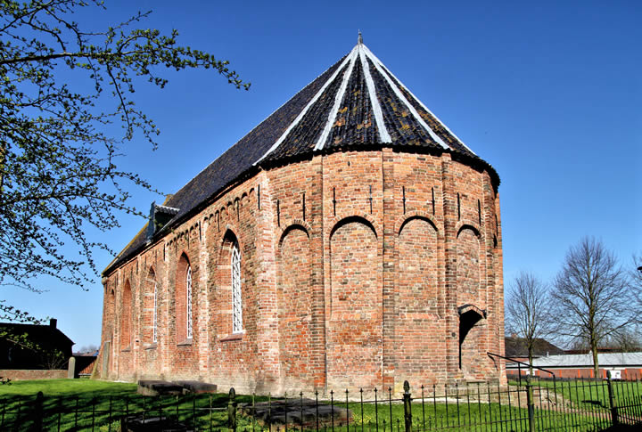 De kerk van Zandeweer, gezien vanuit het oosten.